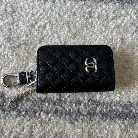no branf Other - Black Textured Key Holder with Silver Chain